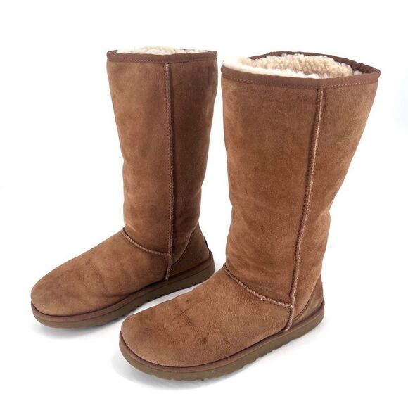UGG Classic II Genuine Shearling Lined Tall boot size 8 - Picture 1 of 12
